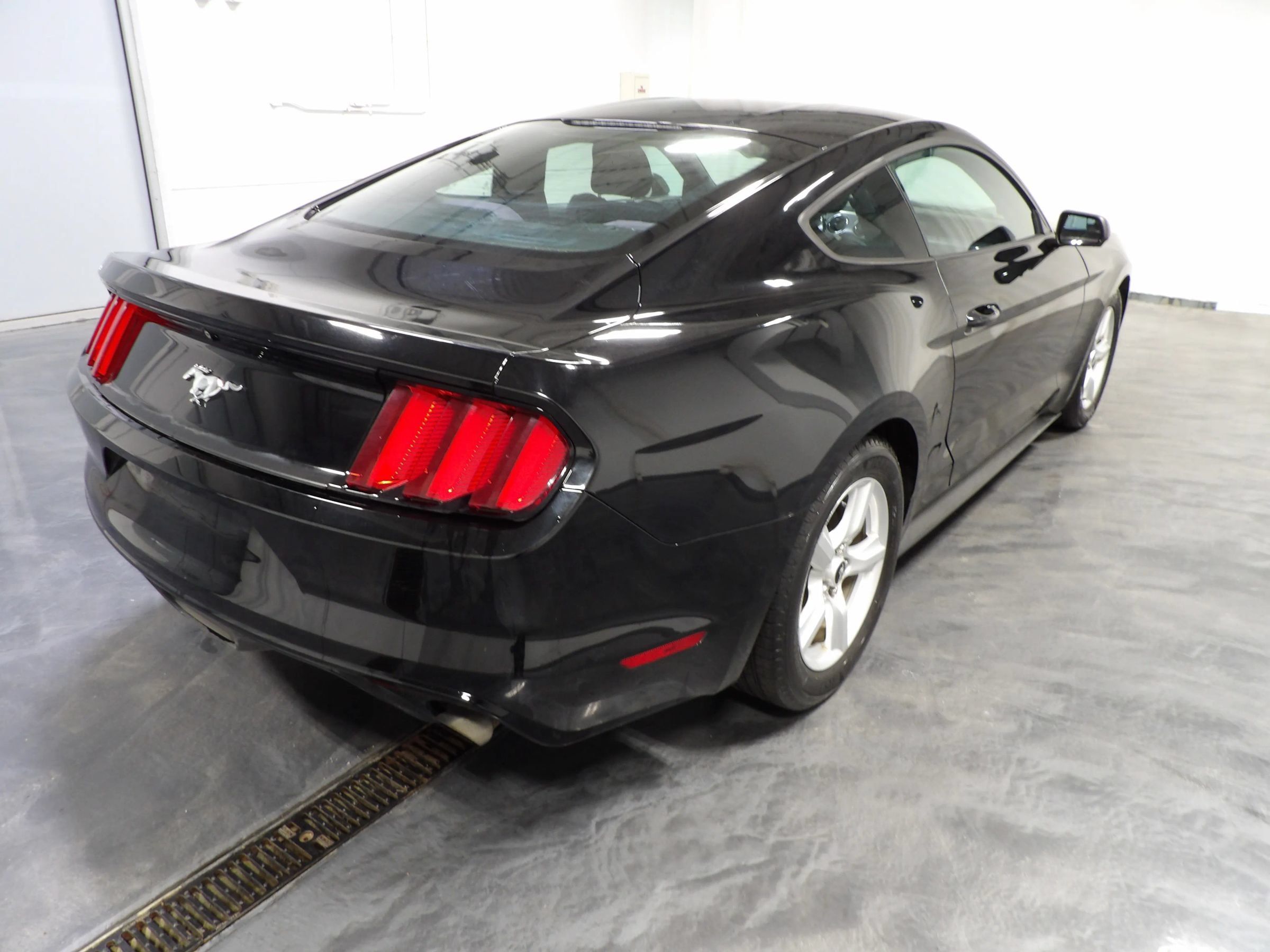 Used 2015 Ford Mustang Coupe RWD image 4