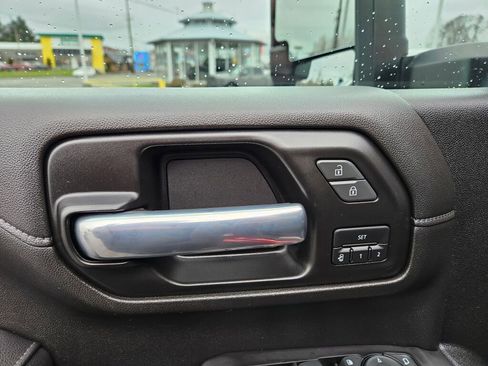 Used 2021 Chevrolet Silverado 2500 LTZ w/ LTZ Convenience Package image 16