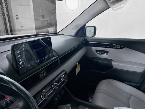 Used 2025 Honda Pilot EX-L image 6