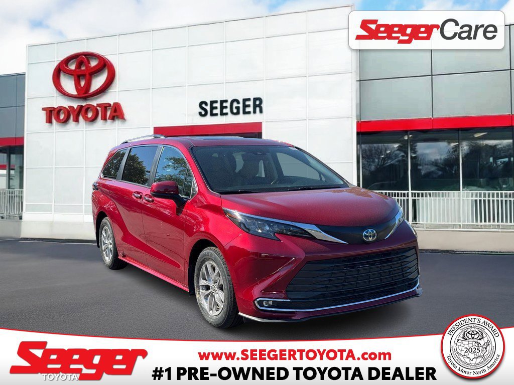 Used 2024 Toyota Sienna XLE FWD image 1