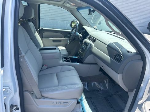 Used 2011 Chevrolet Suburban LT w/ Luxury Package AWD/4WD image 14