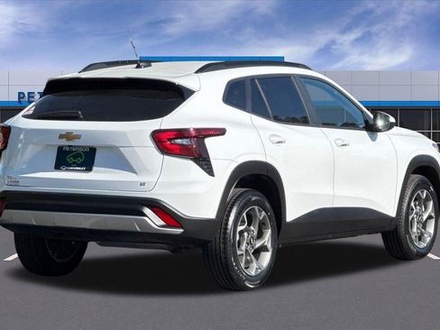 Certified 2025 Chevrolet Trax LT w/ LT Convenience Package FWD image 4