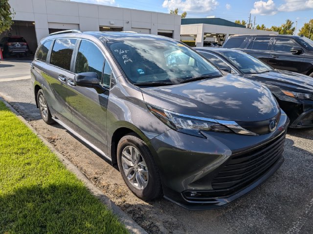 Used 2025 Toyota Sienna XLE FWD image 1