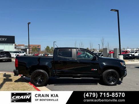 Used 2017 Chevrolet Colorado Z71 w/ Z71 Midnight Edition image 9