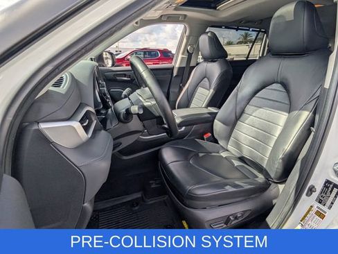 Used 2023 Toyota Highlander XLE FWD image 4