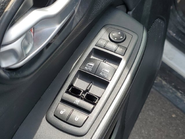 Used 2016 Jeep Cherokee Trailhawk w/ Cold Weather Group AWD/4WD image 11