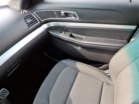 Used 2017 Ford Explorer XLT FWD image 22