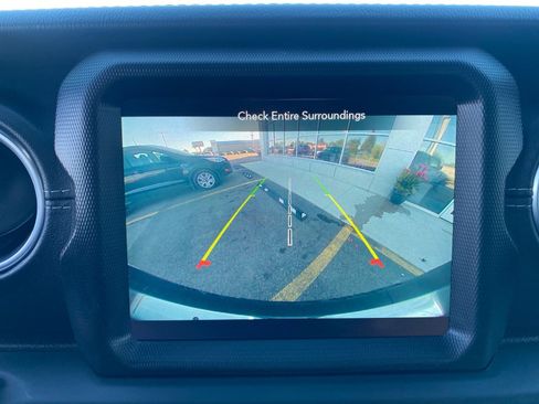 Used 2020 Jeep Wrangler Unlimited Sahara AWD/4WD image 17