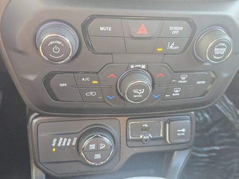 Used 2023 Jeep Renegade Trailhawk AWD/4WD image 31