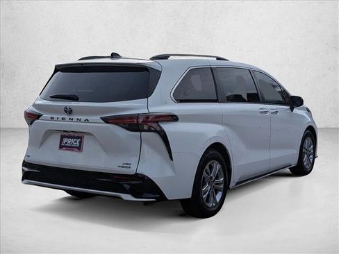 Used 2022 Toyota Sienna XSE image 5