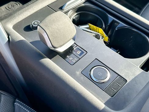 Used 2023 Land Rover Discovery Metropolitan Edition image 18