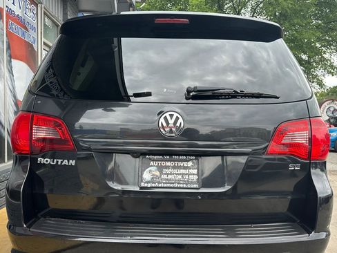 Used 2011 Volkswagen Routan SE FWD image 4