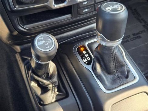 Used 2019 Jeep Wrangler Unlimited Sahara AWD/4WD image 16