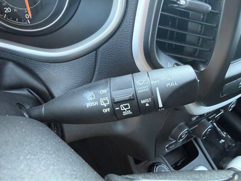 Used 2018 Jeep Cherokee Latitude Plus w/ Cold Weather Group AWD/4WD image 18