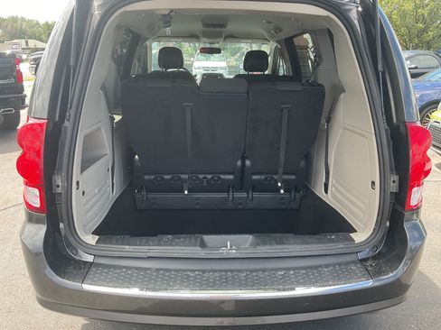 Used 2017 Dodge Grand Caravan SE w/ UConnect Hands-Free Group FWD image 9