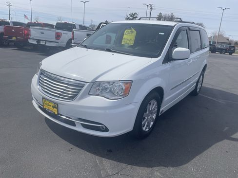 Used 2016 Chrysler Town & Country Touring image 4
