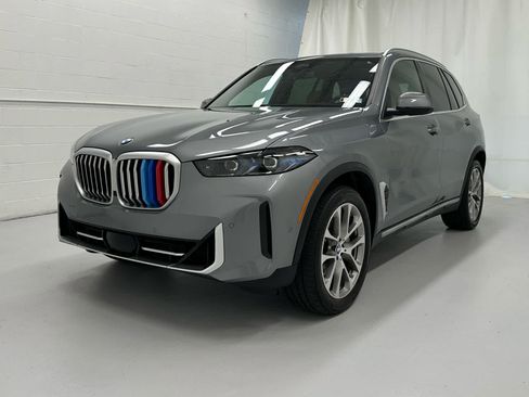 Used 2025 BMW X5 xDrive40i w/ Parking Assistance Package AWD/4WD image 4