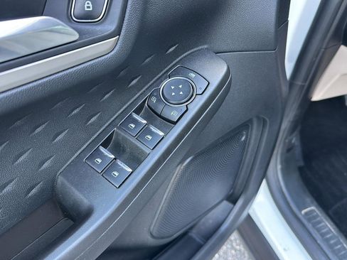 Used 2020 Ford Escape SE image 28