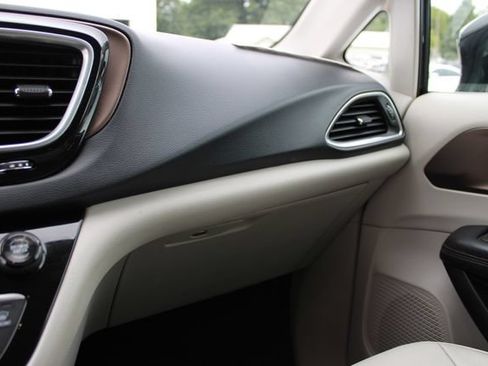 Used 2018 Chrysler Pacifica Touring-L Plus FWD image 24