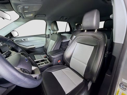 Used 2022 Ford Explorer XLT w/ Equipment Group 202A image 13