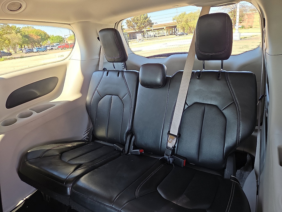 Used 2024 Chrysler Pacifica Touring-L FWD image 18