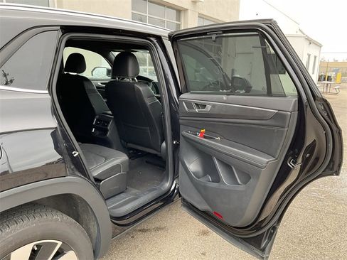 Used 2024 Volkswagen Atlas Cross Sport SE image 17