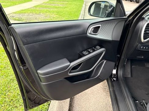 Used 2025 Kia Soul LX w/ LX Technology Package FWD image 24