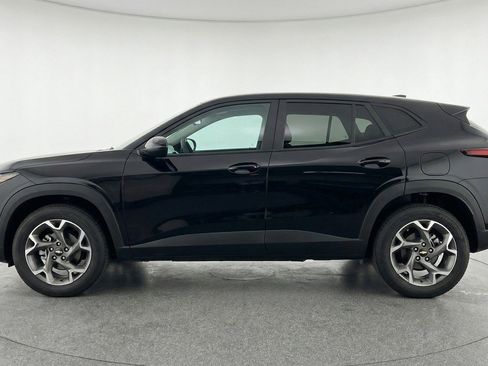 Used 2025 Chevrolet Trax LT FWD image 5