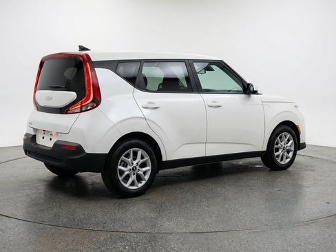 Used 2025 Kia Soul LX w/ LX Technology Package FWD image 9