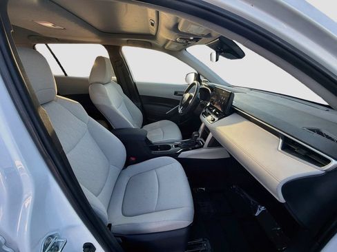 Used 2023 Toyota Corolla Cross LE w/ Moonroof Package AWD/4WD image 31