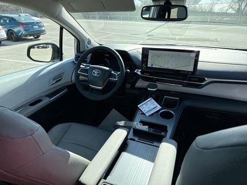 Certified 2026 Toyota Sienna XLE image 24