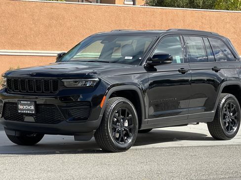 New 2025 Jeep Grand Cherokee Altitude image 8