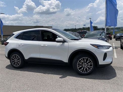 New 2025 Ford Escape SE image 2