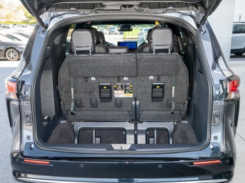 Certified 2025 Toyota Sienna Limited image 6