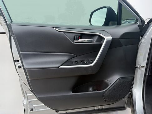Used 2020 Toyota RAV4 XLE Premium image 23