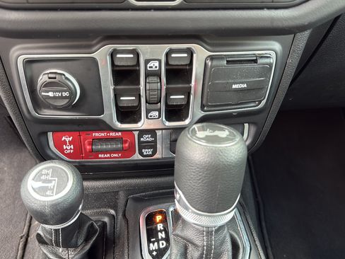Used 2025 Jeep Wrangler Unlimited Rubicon AWD/4WD image 35