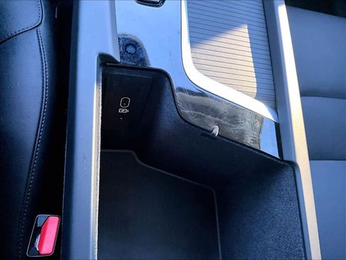 Used 2025 Volvo XC60 B5 Core image 35