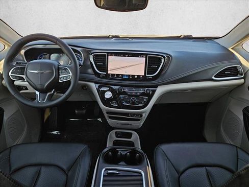 Used 2024 Chrysler Pacifica Limited FWD image 17