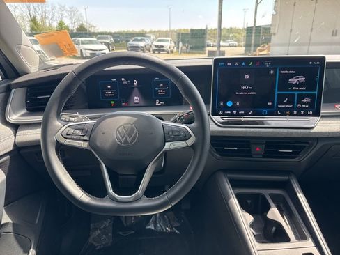 Used 2025 Volkswagen Tiguan S image 17