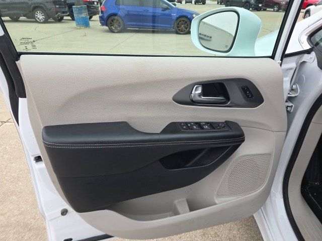 Certified 2022 Chrysler Pacifica Touring-L AWD/4WD image 17