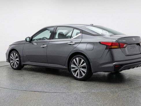 Used 2025 Nissan Altima 2.5 SV FWD image 6