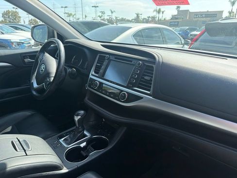 Used 2019 Toyota Highlander XLE AWD/4WD image 7