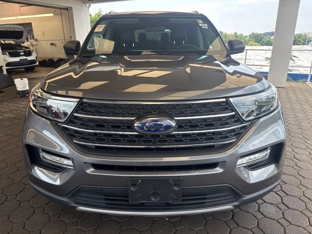 Used 2022 Ford Explorer XLT w/ Equipment Group 202A AWD/4WD image 2