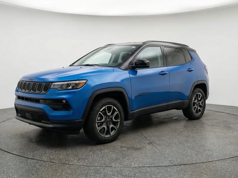 Used 2025 Jeep Compass Trailhawk AWD/4WD image 3