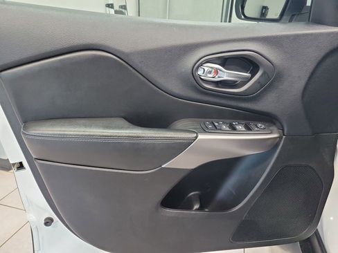 Used 2019 Jeep Cherokee Latitude Plus w/ Comfort/Convenience Group AWD/4WD image 33