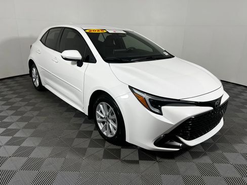 Certified 2025 Toyota Corolla SE w/ SE Package image 3