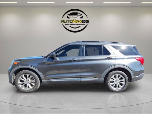 Used 2020 Ford Explorer XLT w/ Equipment Group 202A image 4