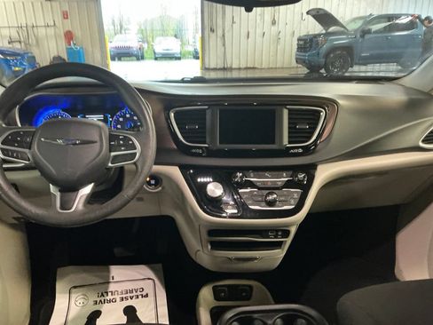 Used 2018 Chrysler Pacifica Touring Plus FWD image 18