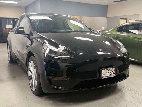 Used 2024 Tesla Model Y Long Range AWD/4WD image 3