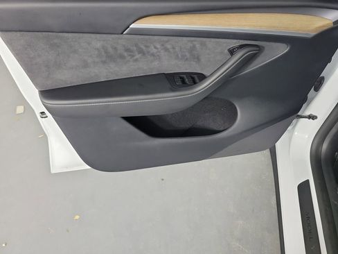 Used 2024 Tesla Model Y Long Range AWD/4WD image 17